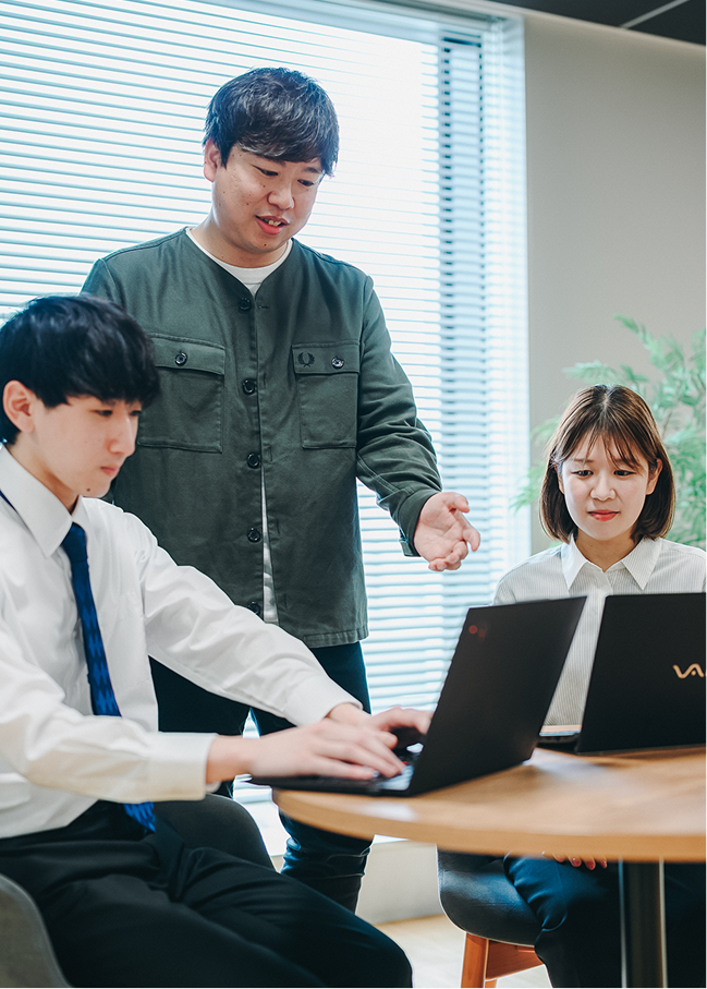 オフィスで働く社員